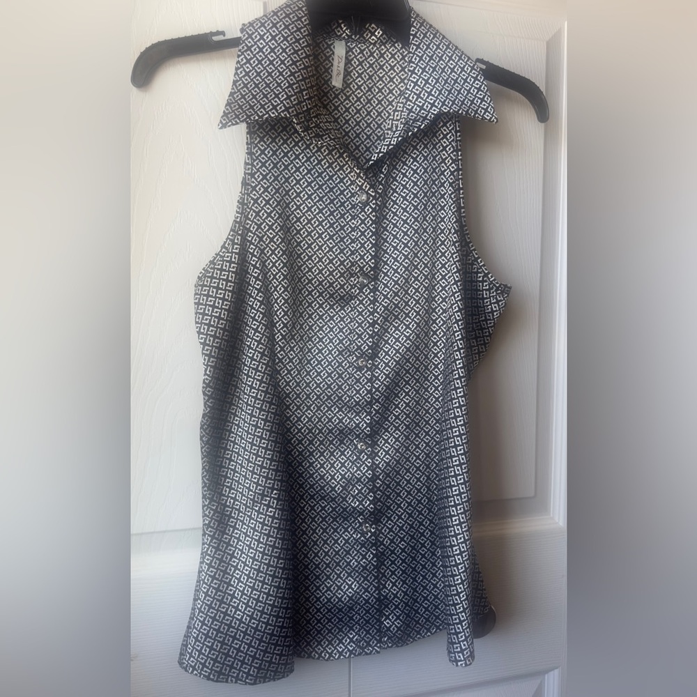 DO+BE Black and White Sleeveless Blouse